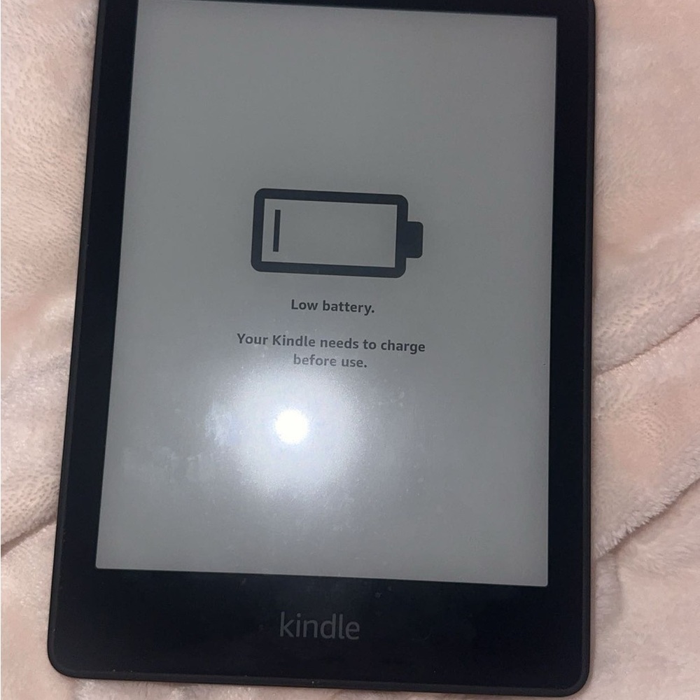 Kindle Paperwhite (8GB) w/ Case - Picture 4 of 11